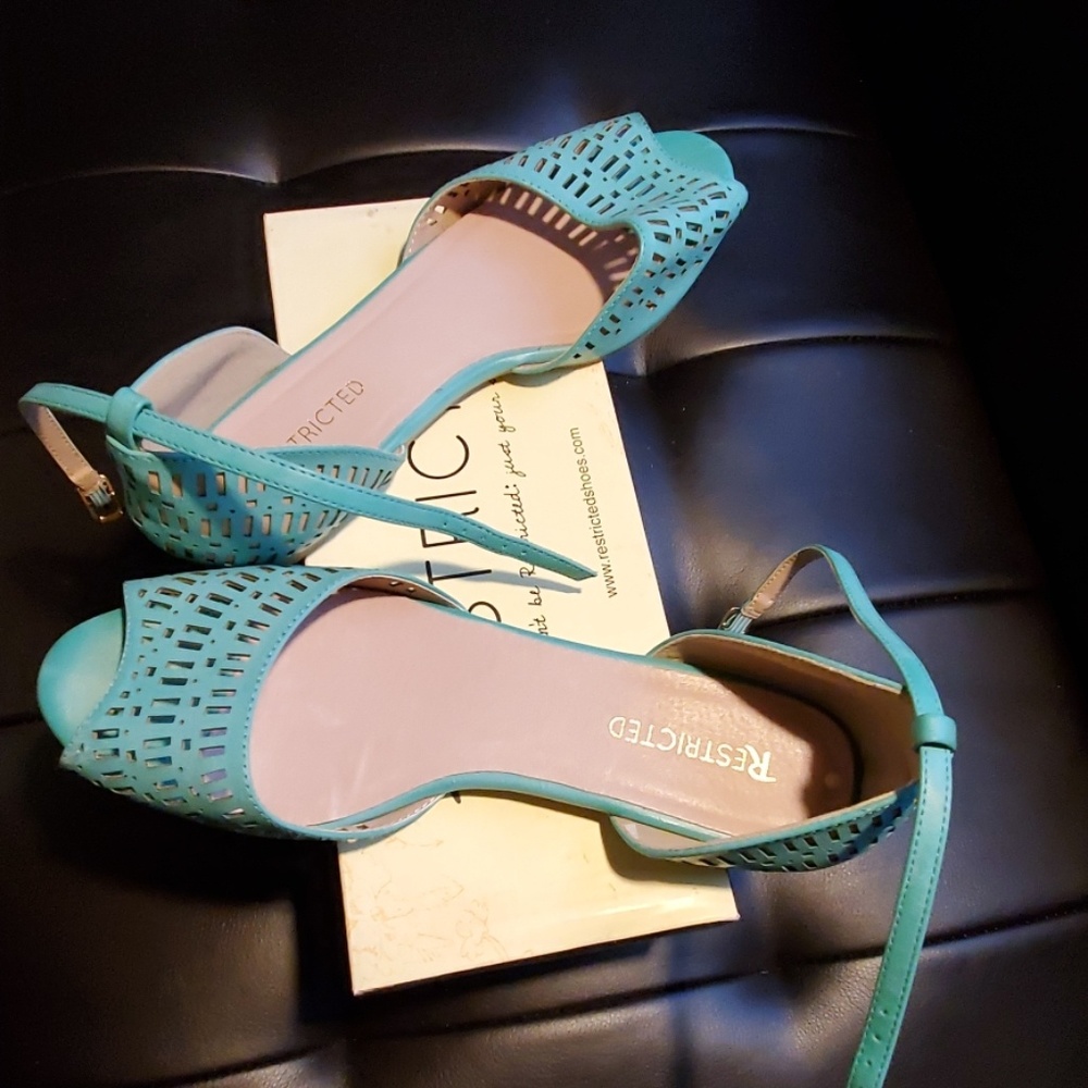 Restricted flats with ankle strap 9.5